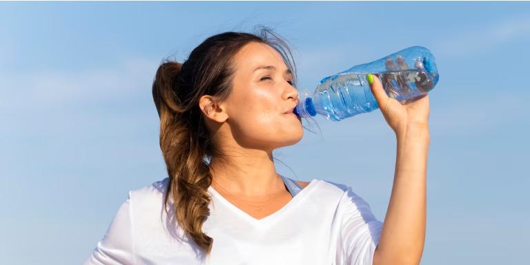 اهمیت هیدراته ماندن و نوشیدن آب کافی برای کاهش وزن و عضله سازی