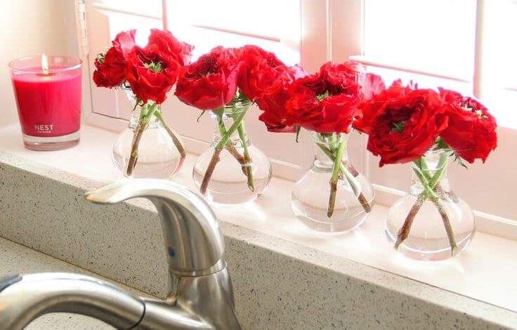 تزیین پنجره آشپزخانه با گل + تصویر