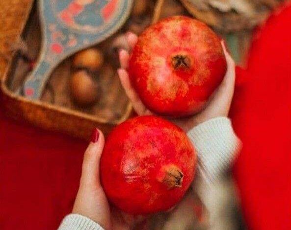 عکس انار در دست دختر برای پروفایل 1403