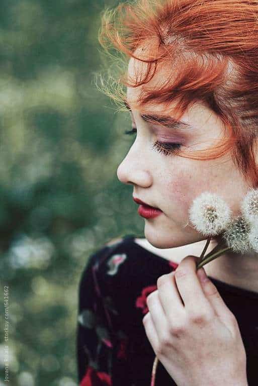 عکس قاصدک در دست دختر برای پروفایل