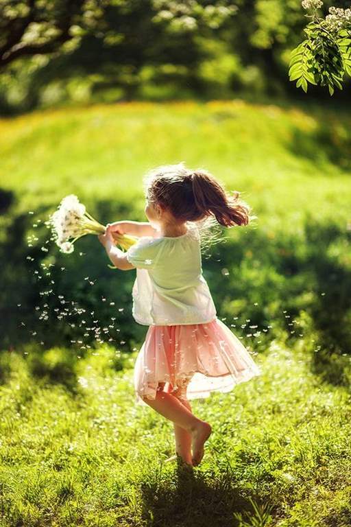 عکس قاصدک در دست دختر برای پروفایل
