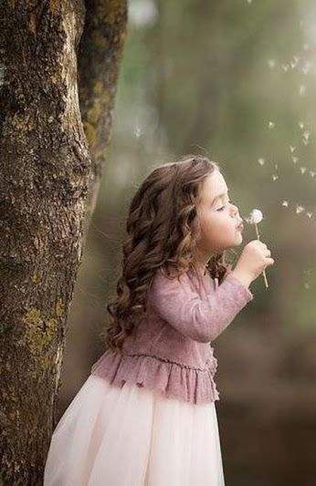 عکس قاصدک در دست دختر برای پروفایل
