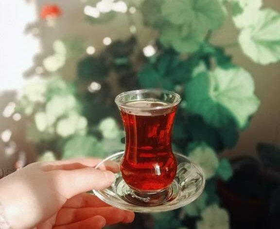 عکس فنجان چای در دست دختر؛ جدید و خاص