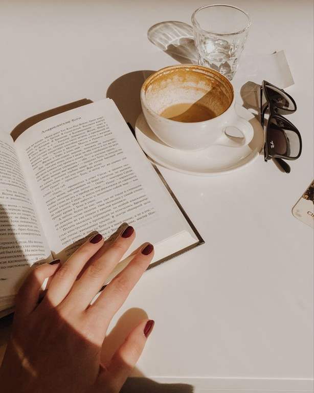عکس کتاب و قهوه و عینک برای پروفایل