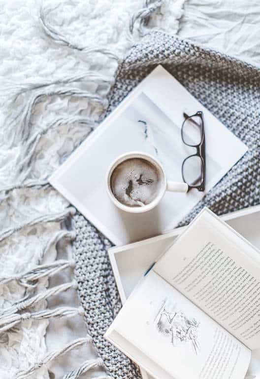 عکس کتاب و قهوه و عینک برای پروفایل