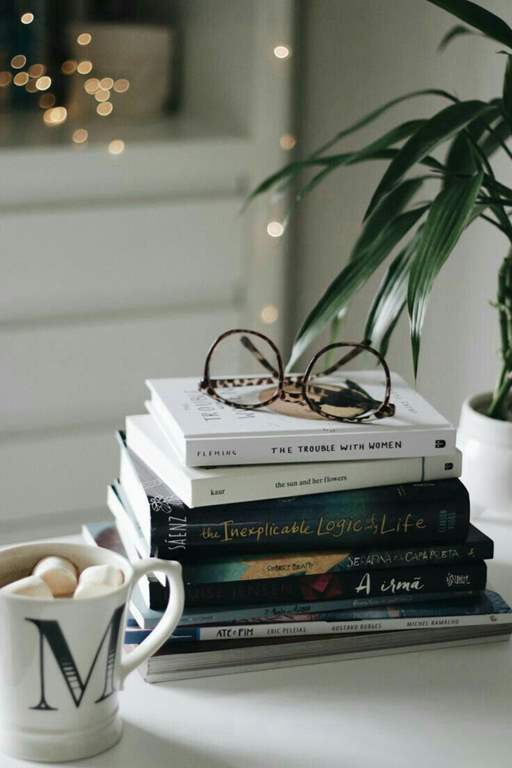 عکس کتاب و قهوه و عینک برای پروفایل