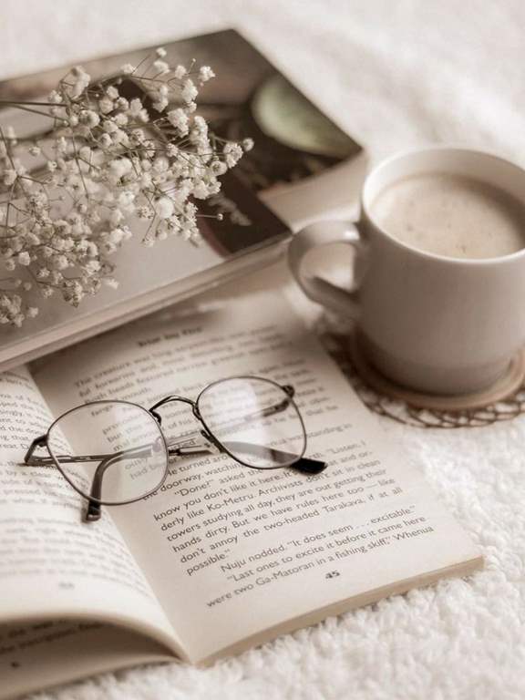 عکس کتاب و قهوه و عینک برای پروفایل
