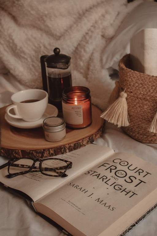 عکس کتاب و قهوه و عینک برای پروفایل