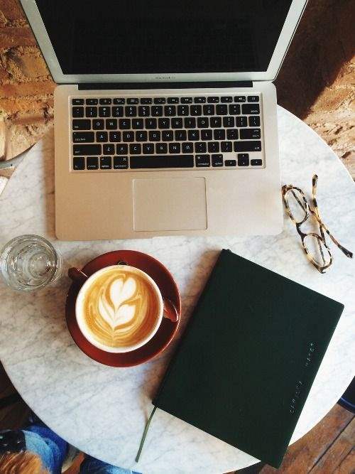 عکس کتاب و قهوه و عینک برای پروفایل