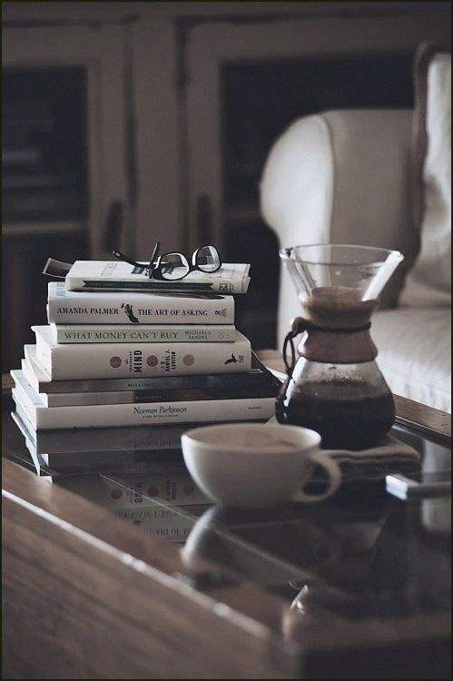 عکس کتاب و قهوه و عینک برای پروفایل