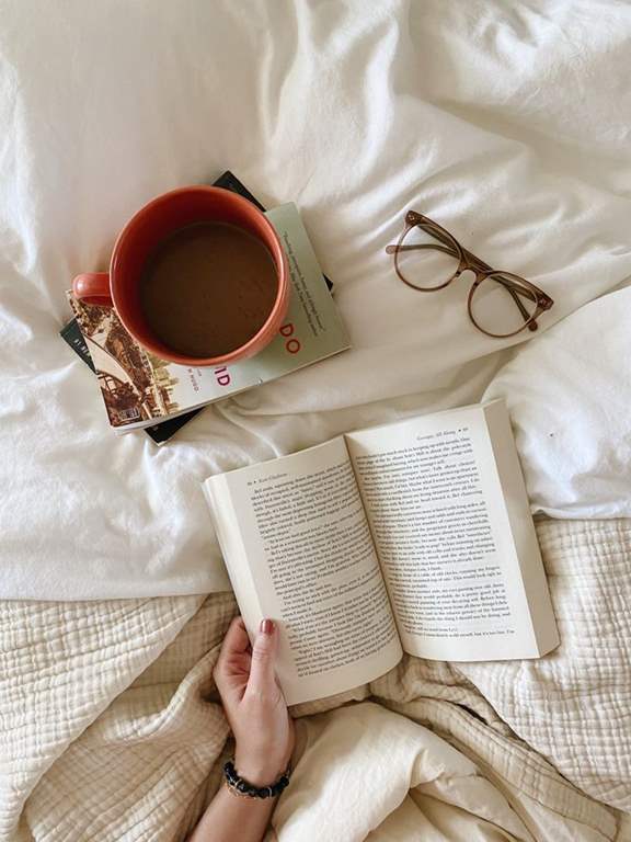 عکس کتاب و قهوه و عینک برای پروفایل