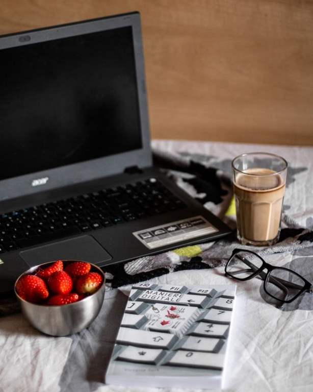 عکس کتاب و قهوه و عینک برای پروفایل