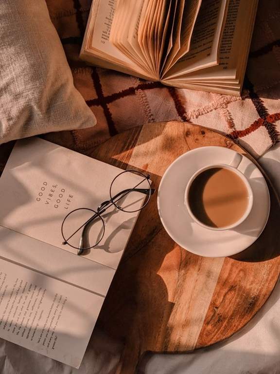 عکس کتاب و قهوه و عینک برای پروفایل