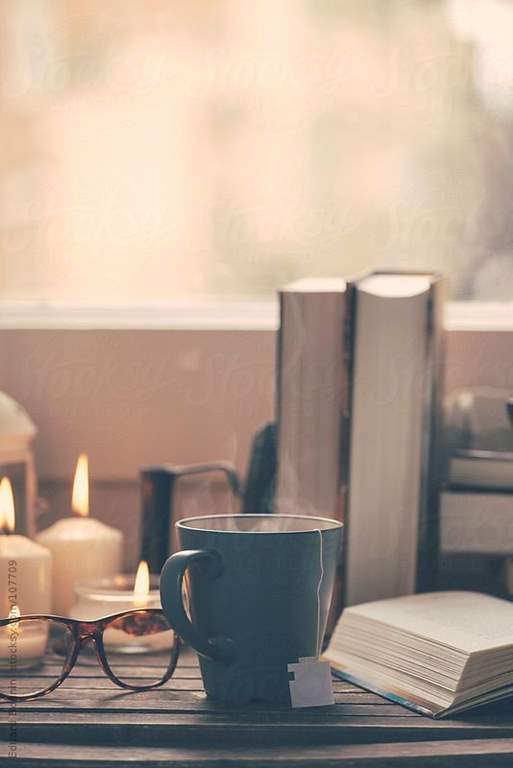 عکس کتاب و قهوه و عینک برای پروفایل