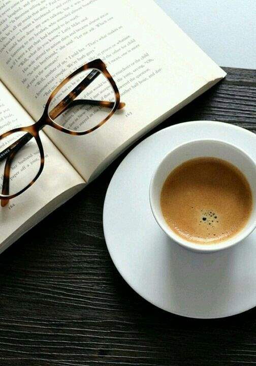 عکس کتاب و قهوه و عینک برای پروفایل