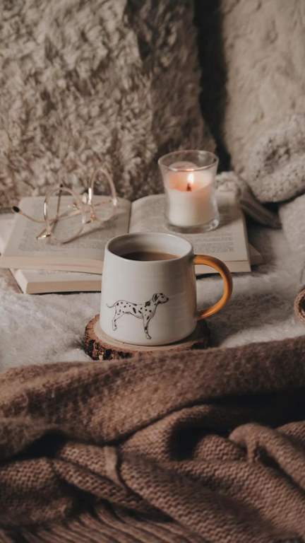 عکس کتاب و قهوه و عینک برای پروفایل