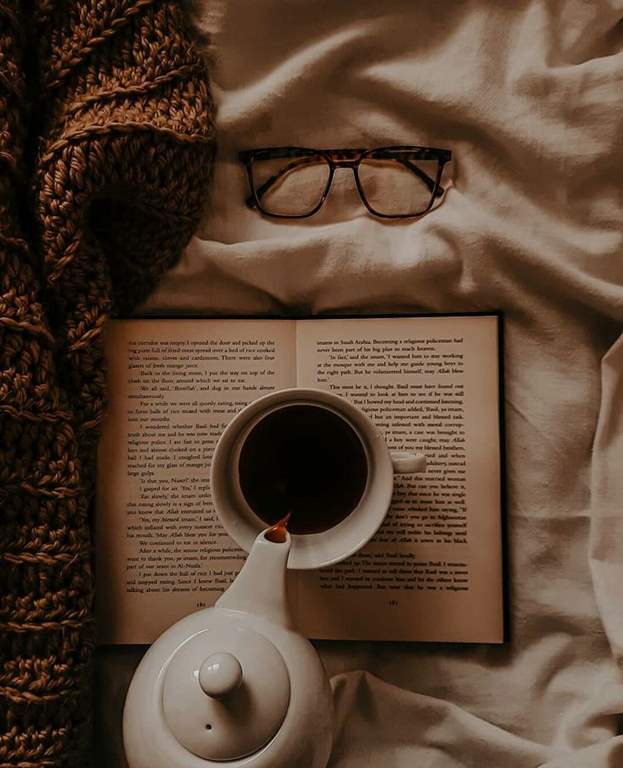 عکس کتاب و قهوه و عینک برای پروفایل