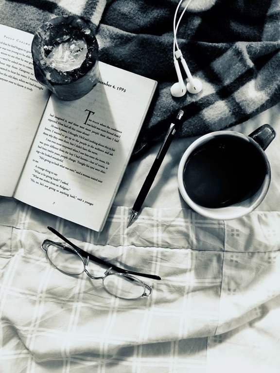 عکس کتاب و قهوه و عینک برای پروفایل