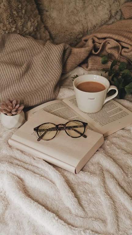 عکس کتاب و قهوه و عینک برای پروفایل