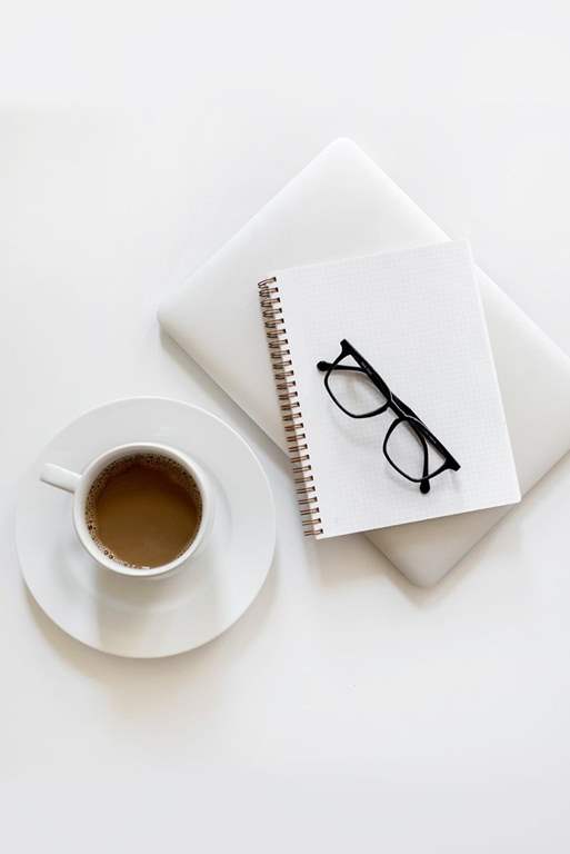 عکس کتاب و قهوه و عینک برای پروفایل