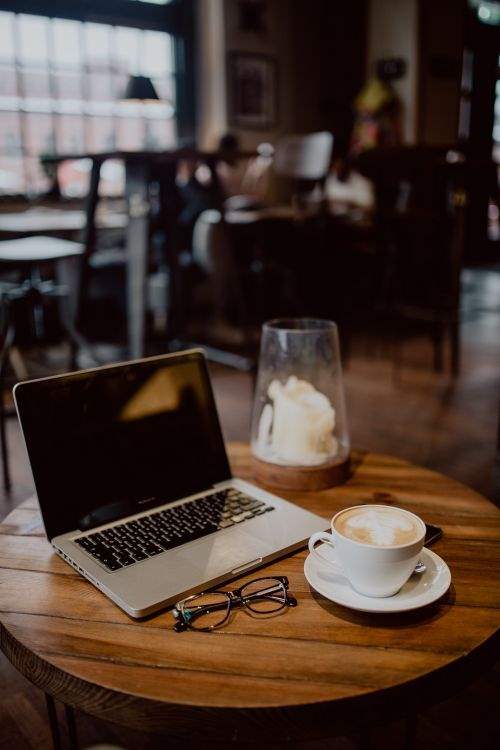عکس کتاب و قهوه و عینک برای پروفایل