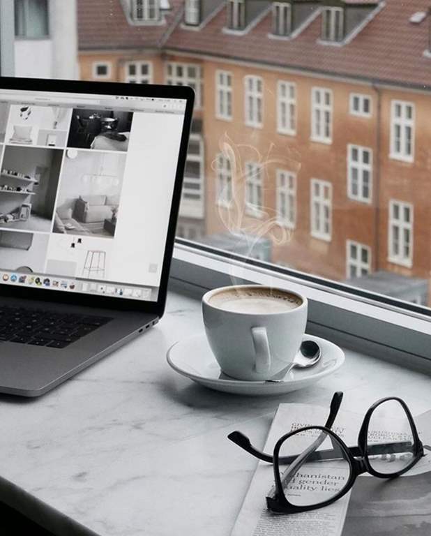 عکس کتاب و قهوه و عینک برای پروفایل