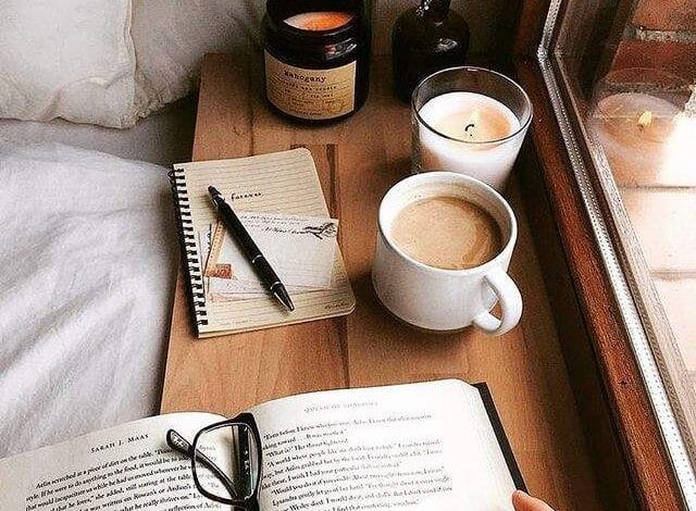 عکس کتاب و قهوه و عینک برای پروفایل