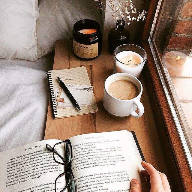 عکس کتاب و قهوه و عینک برای پروفایل