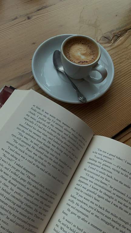 عکس کتاب و قهوه و عینک برای پروفایل