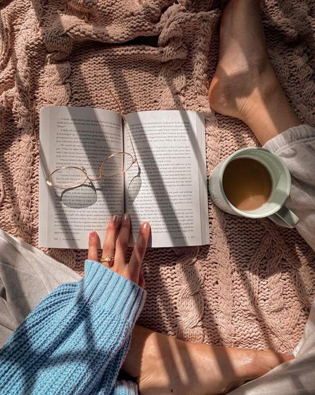 عکس کتاب و قهوه و عینک برای پروفایل
