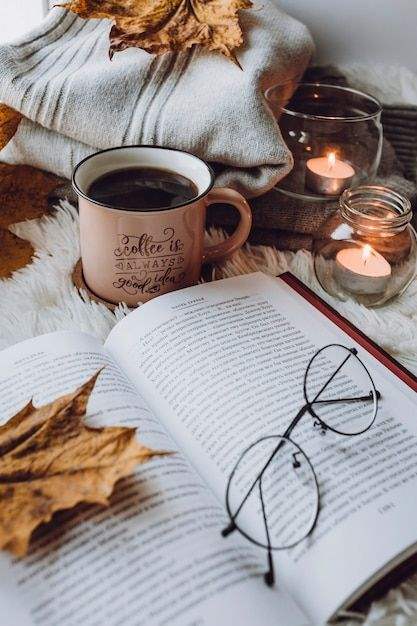 عکس کتاب و قهوه و عینک برای پروفایل