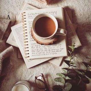 عکس کتاب و قهوه و عینک برای پروفایل