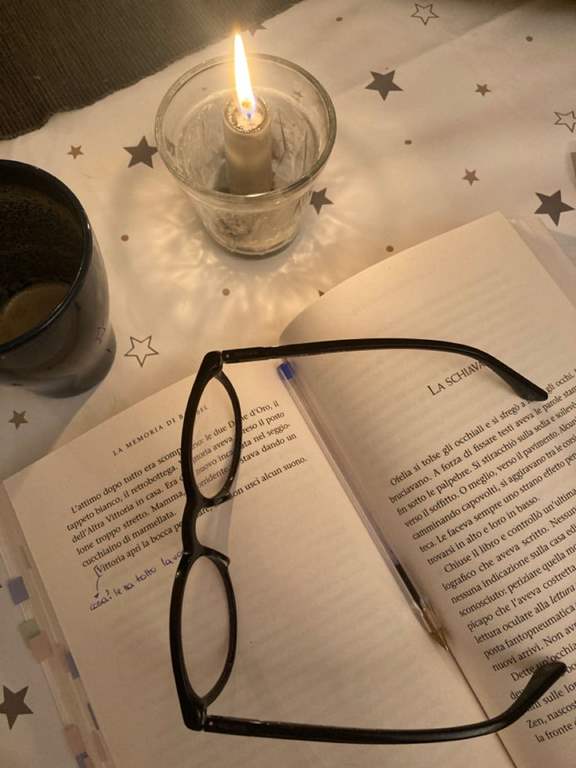 عکس کتاب و قهوه و عینک برای پروفایل