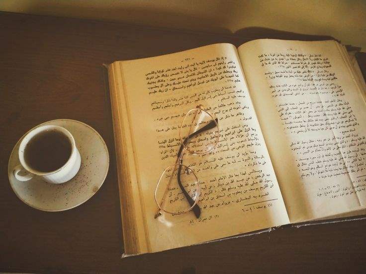 عکس کتاب و قهوه و عینک برای پروفایل