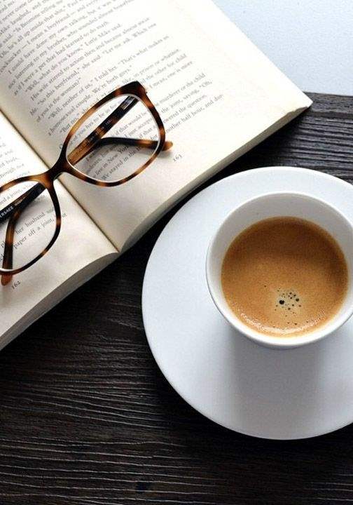 عکس کتاب و قهوه و عینک برای پروفایل