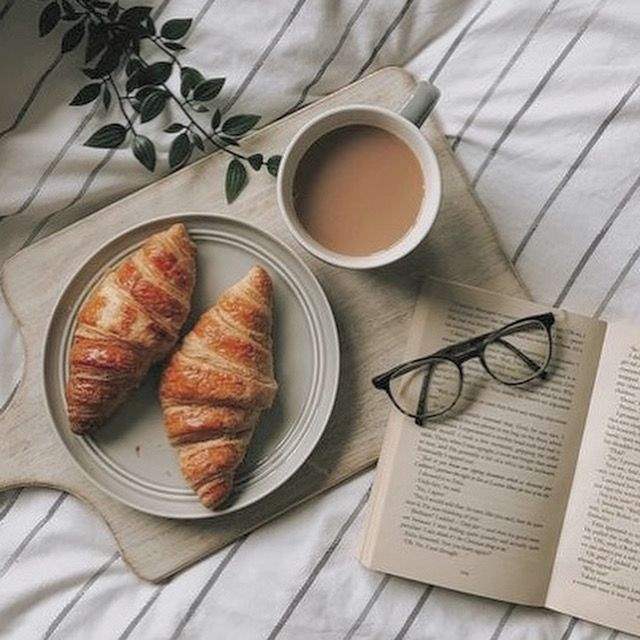 عکس کتاب و قهوه و عینک برای پروفایل