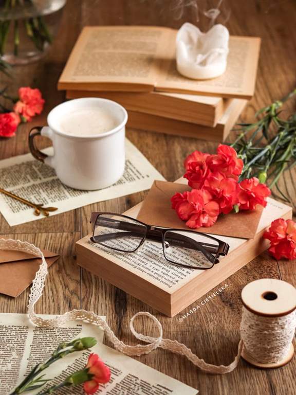 عکس کتاب و قهوه و عینک برای پروفایل