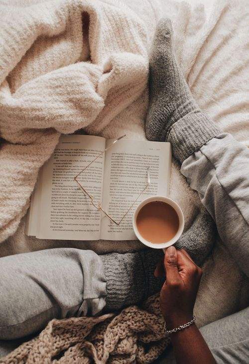 عکس کتاب و قهوه و عینک برای پروفایل