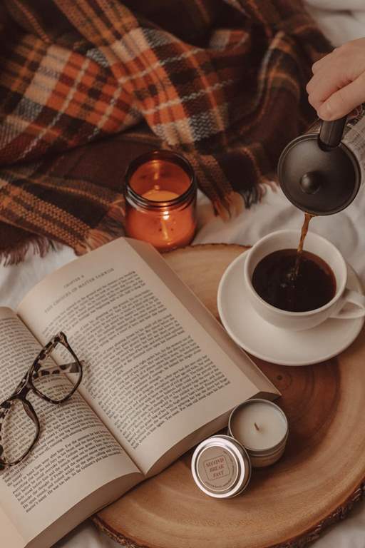 عکس کتاب و قهوه و عینک برای پروفایل