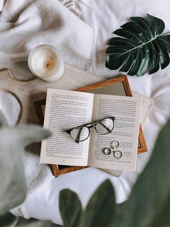 عکس کتاب و قهوه و عینک برای پروفایل