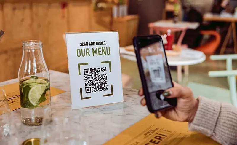 فعالیت در فضای مجازی و آنلاین از راهکارهای افزایش فروش رستوران و جذب مشتری