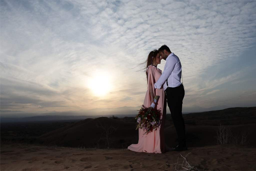 عکاسی فرمالیته در صحرا از یک زوج خوشبخت