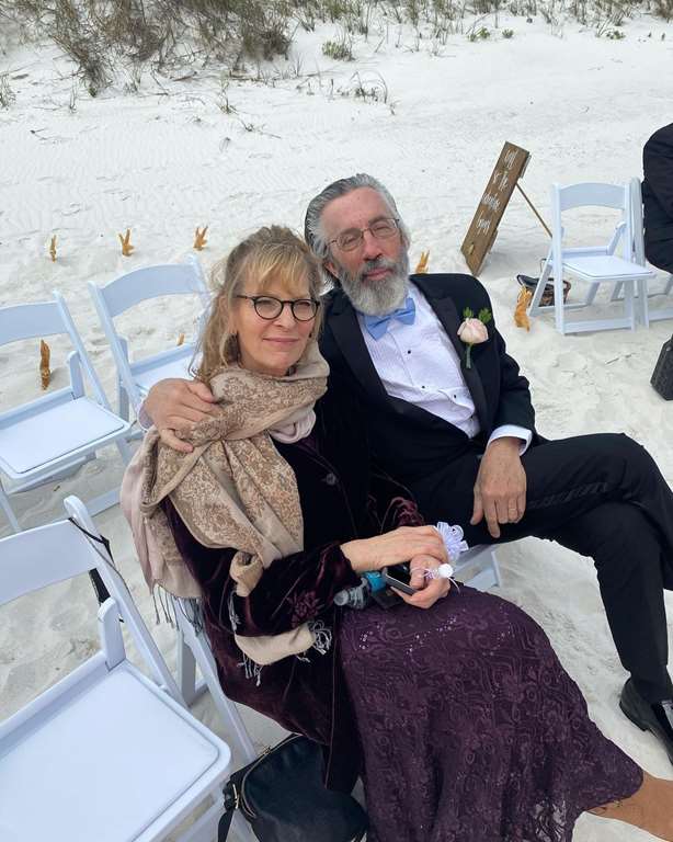 تصاویر هورس سریال «پزشک دهکده» به همراه همسر و دخترش در 74 سالگی