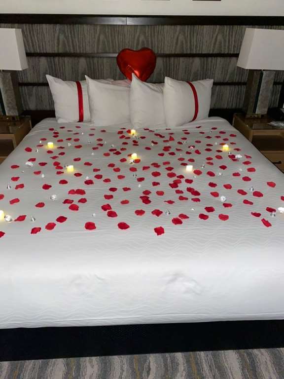 ایده تزیین اتاق خواب با شمع و گل رز خاص و رمانتیک