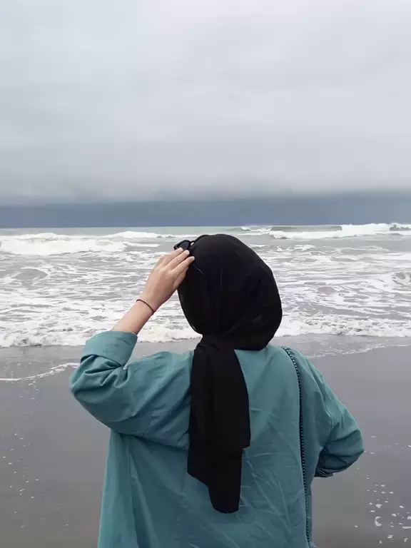 عکس دختر با چهره نامعلوم و از پشت سر کنار دریا
