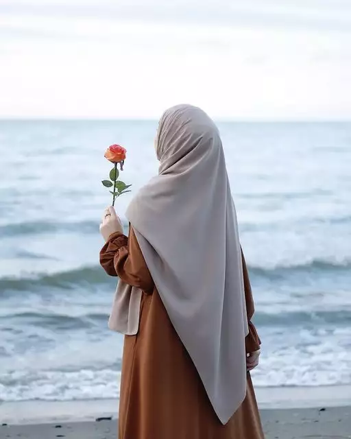 عکس دختر با چهره نامعلوم و از پشت سر کنار دریا