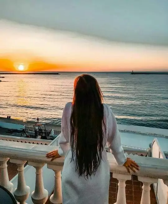 عکس دختر با چهره نامعلوم و از پشت سر کنار دریا