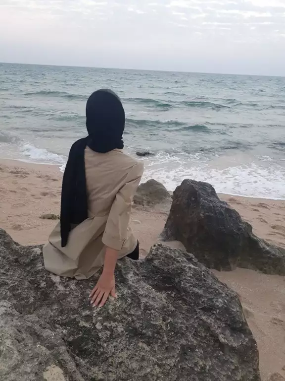 عکس دختر با چهره نامعلوم و از پشت سر کنار دریا