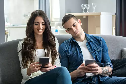 https___www.thecouplescenter.org_wp-content_uploads_2022_10_Is-Jealousy-Healthy-In-a-Relationship.jpg - تصویر 5 شناسایی و پیشگیری از تلههای روابط عاطفی