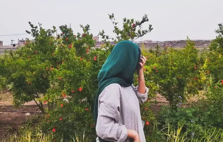 47 عکس دختر از پشت سر با شال طبیعی برای پروفایل [زیبا و خاص]